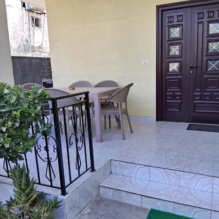 بيت ضيافة Goldenvilla Guesthouse&apartments دراس