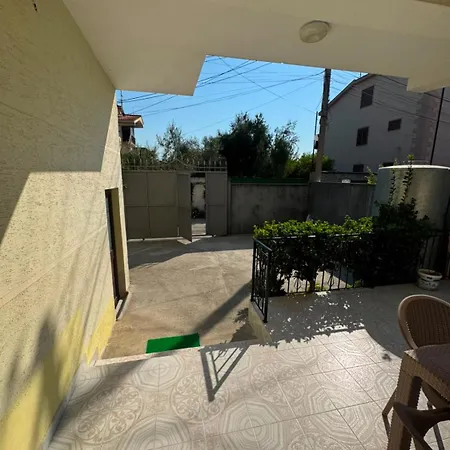 Goldenvilla Guesthouse&apartments
