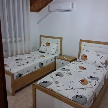 بيت ضيافة Goldenvilla Guesthouse&apartments *